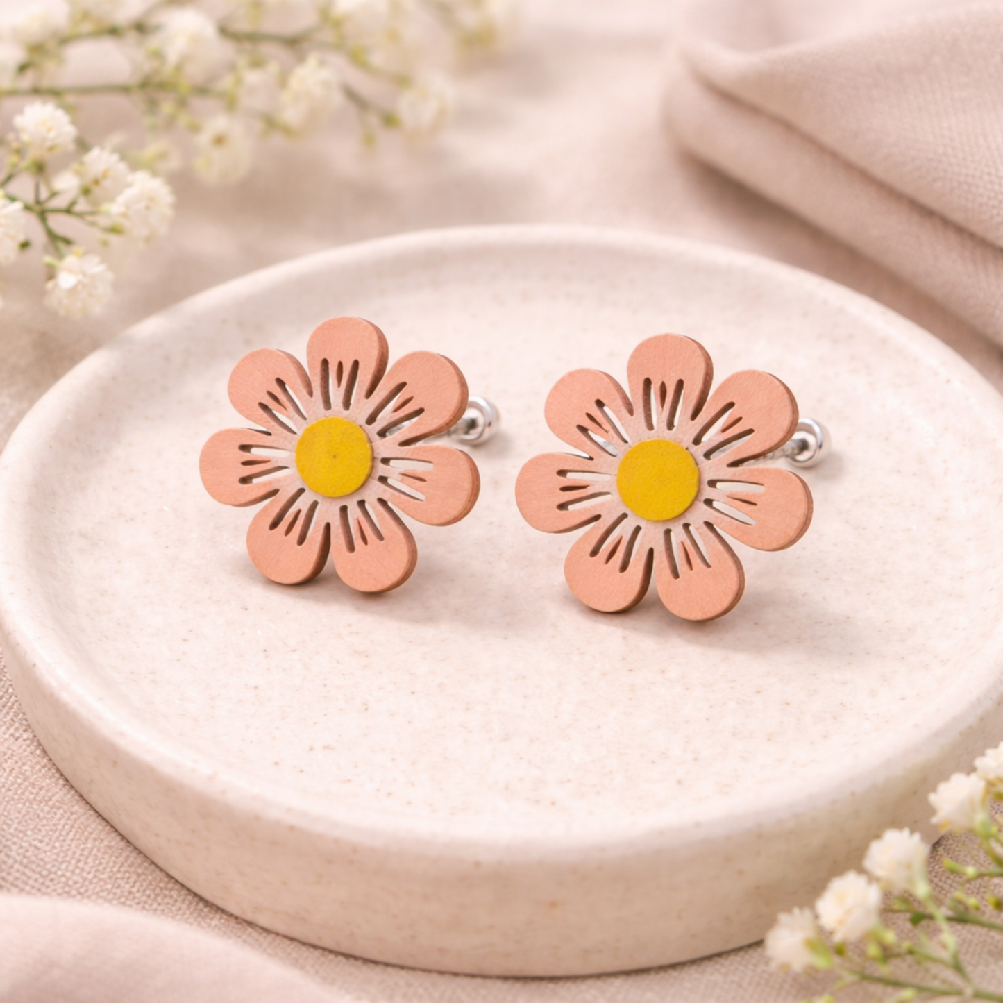 Peachy Daisy Stud - 17 x 17 mm