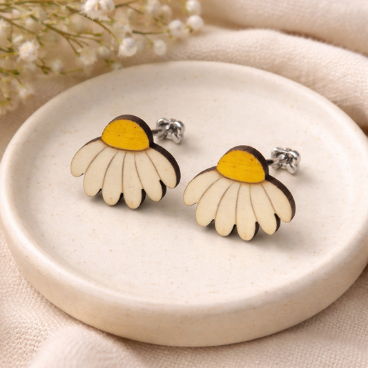 Droopy Daisy Stud - 15 x 16 mm